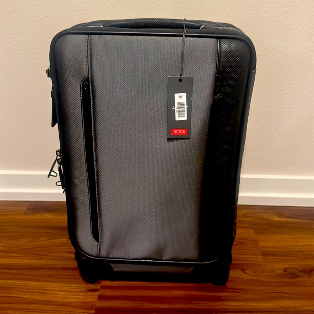 Arrivé International Dual Access 4 Wheeled Carry-On - GRAY - NEW WITH TAGS